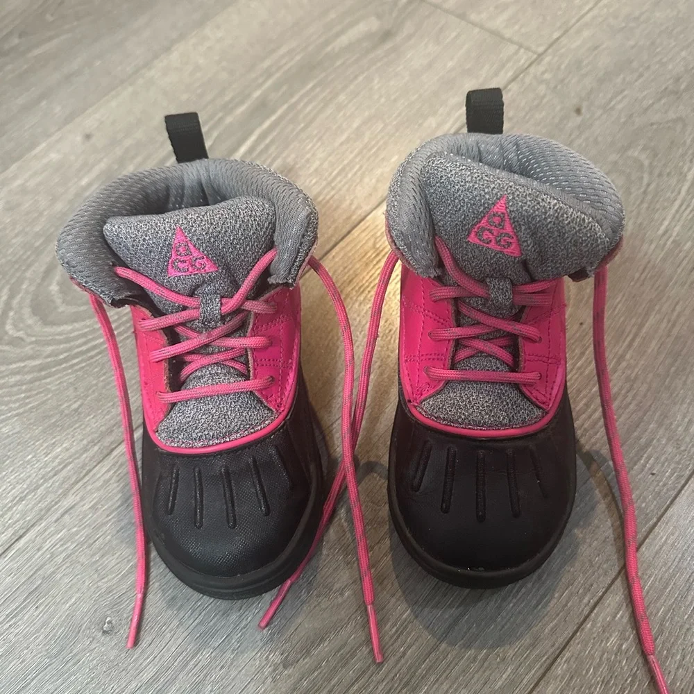 Toddler girls Nike snow boots! Size 8 like new! - Picture 1 of 5